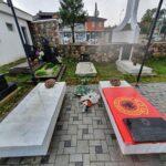 Varrezat e Dëshmorëve: Sadri Ahmetxhekaj dhe Metë Osmonaj - Isniq, Deçan