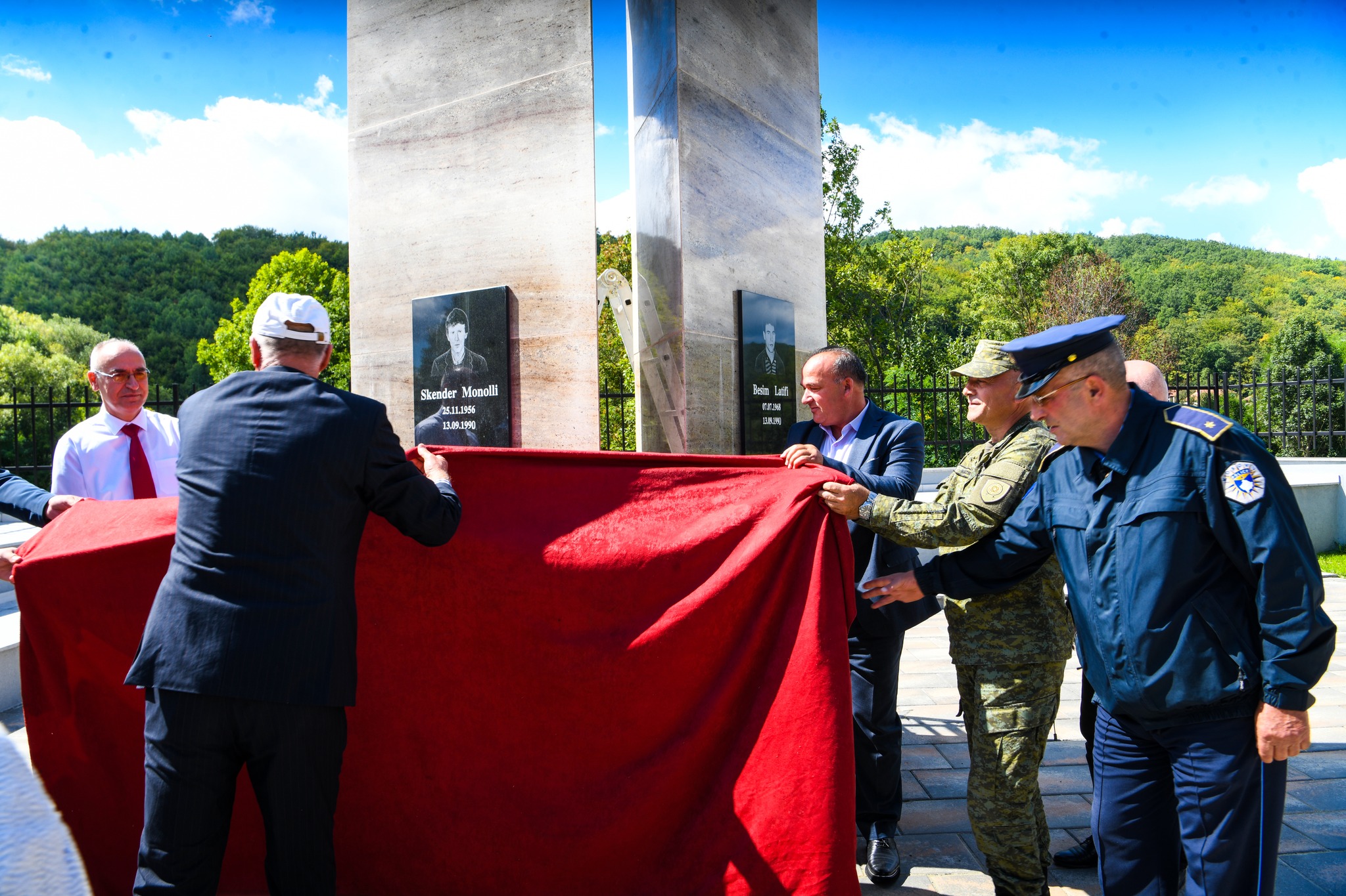 32 vite nga beteja e Pollatës – Zbulimi i memorialit në nderim të dy dëshmorëve Skender Monolli dhe Besim Latifi