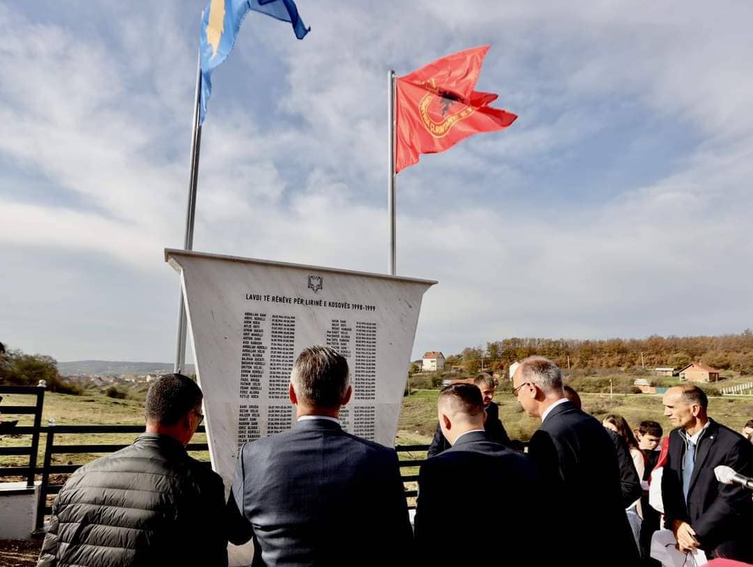 Zbulimi i pllakës përkujtimore për Dëshmorët dhe Martirët e rënë gjatë luftës në Polac – Drenicë.