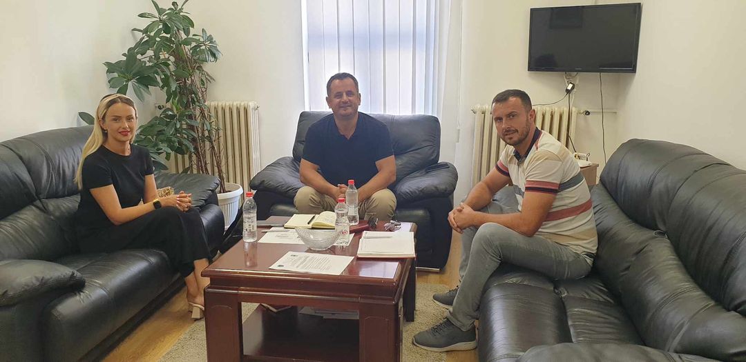 Drejtori i AMMKM-së Imer Hakaj pret në takim bijën e Heroit të Kosovës Gursel Sylejmani.