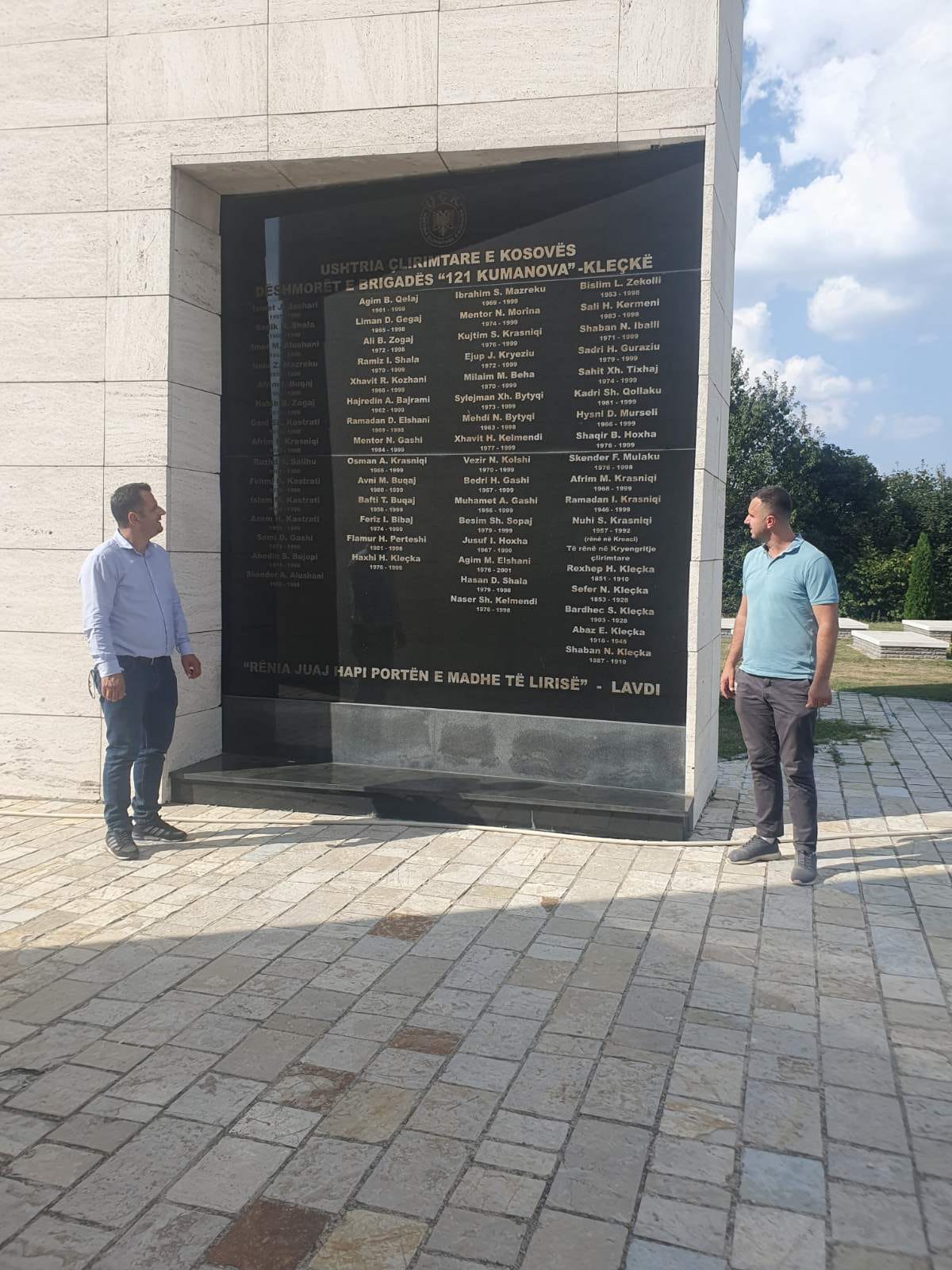 Drejtori i AMMKM-së z.Hakaj dje inspektoi ecurinë e punimeve në projektin “Ndërtimi i Obeliskut të Radio Kosovës së Lirë dhe Bunkerin në Kompleksin Memorial – ZIV Shtabi i Përgjithshëm i UÇK-së në Kleçkë dhe Divjakë – Malet e Berishës”