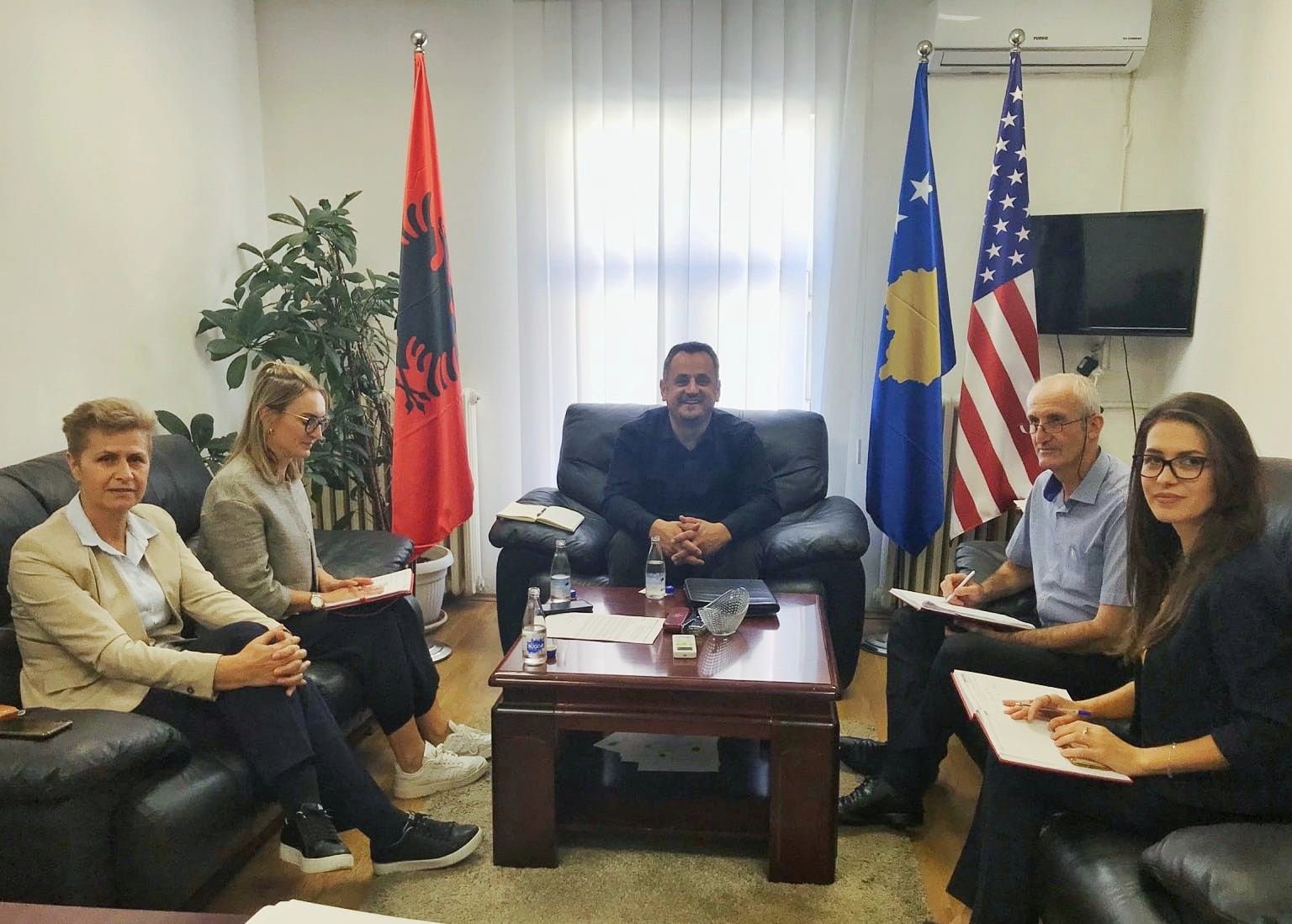 Drejtori i AMMKM-së z. Hakaj, pret në takim përfaqësueset e Autoritetit të Aviacionit Civil të Kosovës.