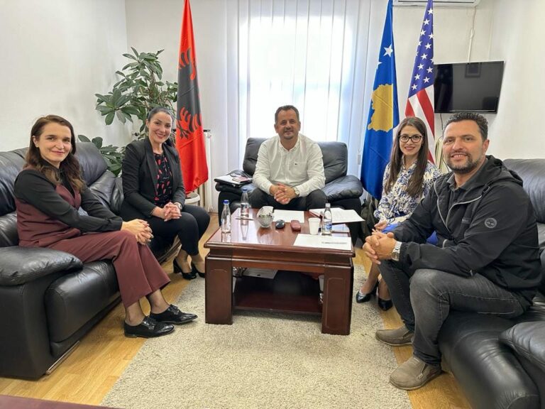 Drejtori i AMMKM-së z. Hakaj pret në takim përfaqësueset e Agjencisë për Informim dhe Privatësi