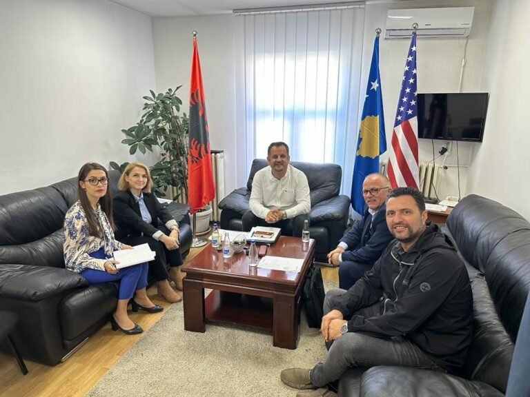 Drejtori i AMMKM-së z. Hakaj pret në takim Drejtorin e Distriktit të Mitrovicës i KEDS z.Fadil Begu