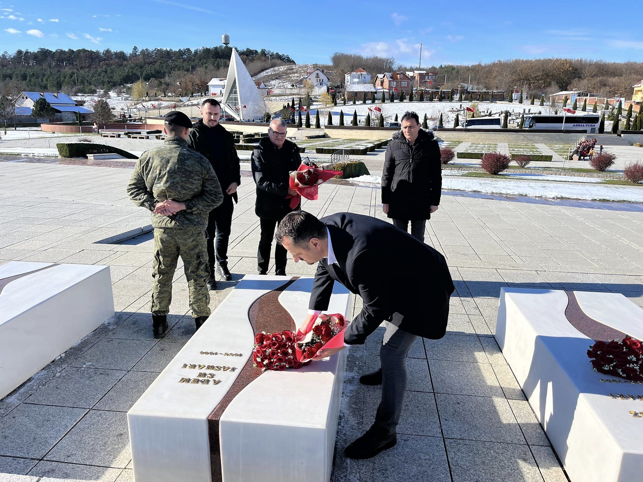 Më 28 nëntor, ditës së flamurit dhe ditelindjes së Komandant Adem Jashari, drejtori Hakaj viziton Kompleksin Memorial në Prekaz