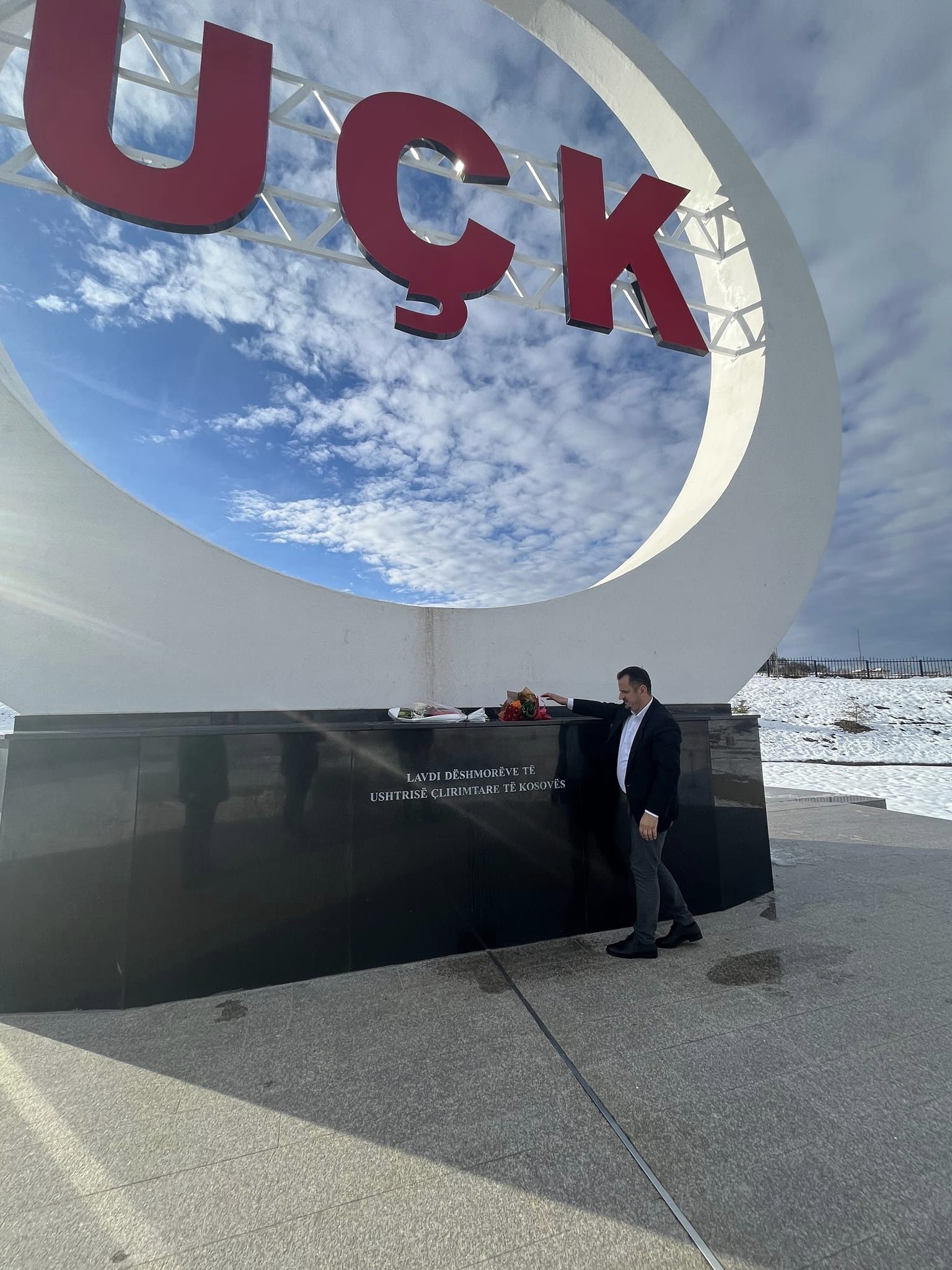 Drejtori Hakaj me bashkëpunëtorë, bënë homazhe në Kompleksin Memorial në Marinë të Skenderajt