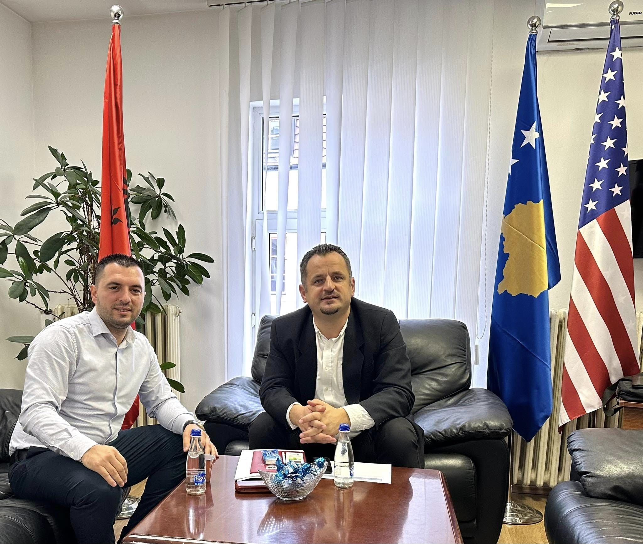 Drejtori Imer Hakaj priti në takim Fahri Fazliun e ri, nipin e dy heronjve të kombit, Fahri e Bahri Fazliu.