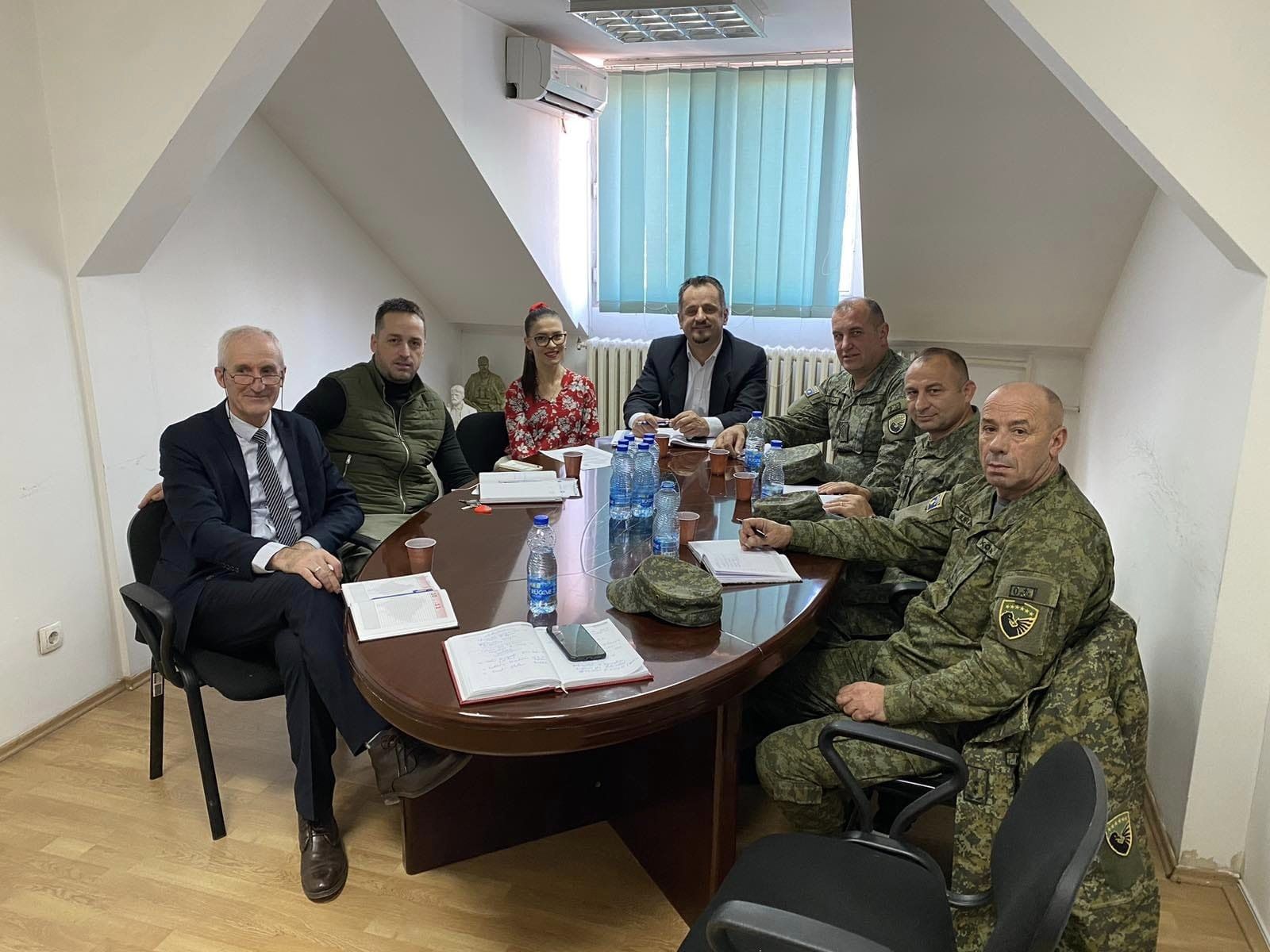 Drejtori Hakaj me bashkëpunëtorë, pritën në takim përfaqësues të Forcës së Sigurisë së Kosovës.