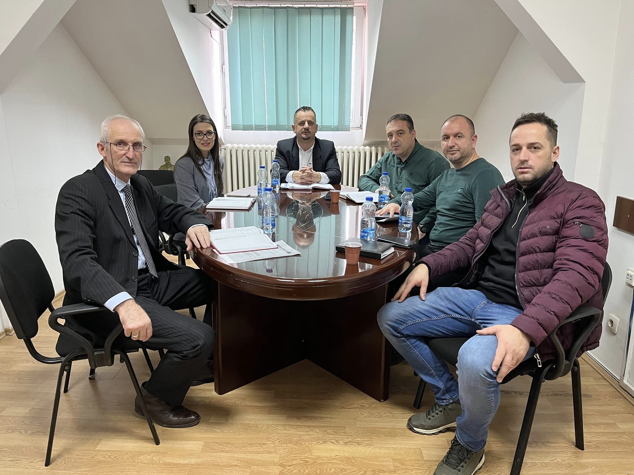 Drejtori Hakaj priti në takim Drejtorin e Institutit për Mjekësi Ligjore z.Ditor Haliti dhe bashkëpunëtorë të tjerë të Institutit