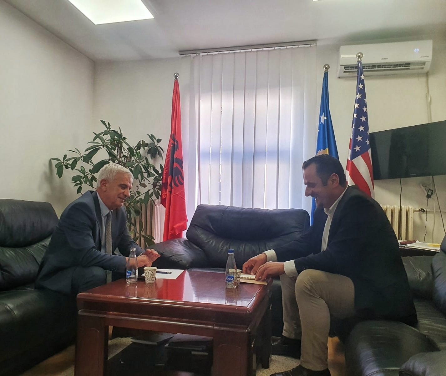 Drejtori Imer Hakaj pret në takim këshilltarin e Presidentes së Kosovës, z.Ismet Krasniqin