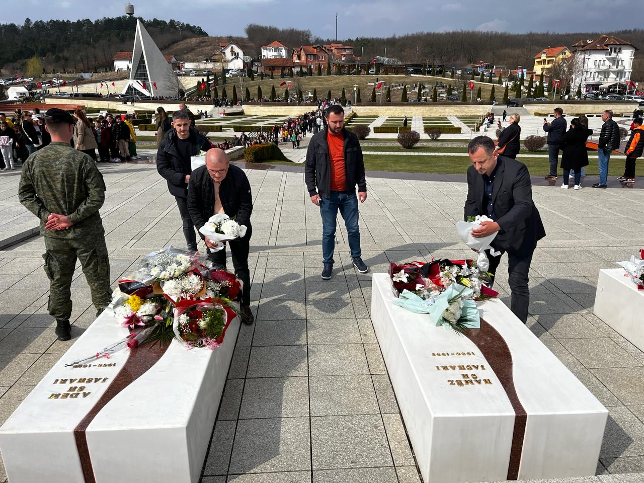 Drejtori dhe stafi i AMMKMsë bënë homazhe në Kompleksin Memorial “Adem Jashari” në Prekaz
