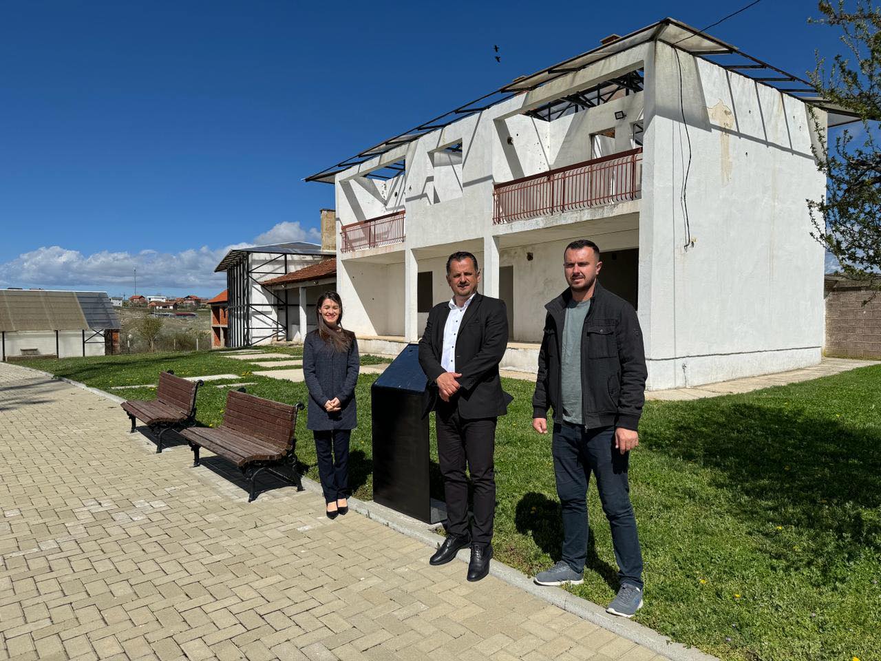 Drejtori ekzekutiv Imer Hakaj së bashku me kolegët e Agjencisë për Menaxhimin e Monumenteve dhe Komplekseve Memoriale vizituan Kompleksin Memorial “Shtëpia e Familjes Ahmeti”