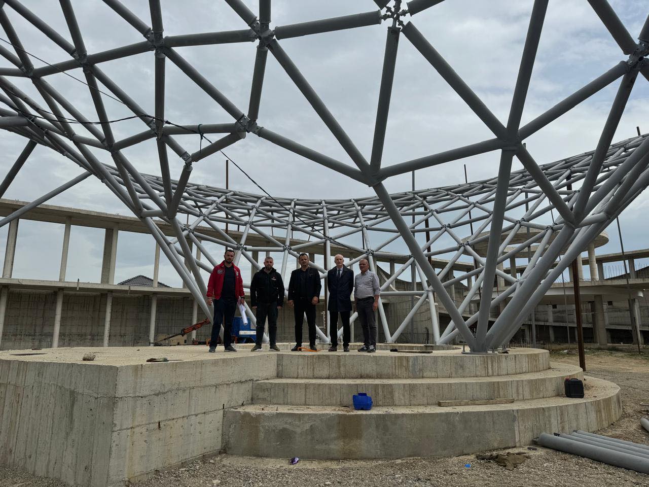 Drejtori ekzekutiv Imer Hakaj së bashku me stafin e Agjencisë për Menaxhimin e Monumenteve dhe Komplekseve Memoriale inspektuan punimet në Kompleksin Memorial “Shtabi i Përgjithshëm i UÇK-së Zona Operative e Dukagjinit” në Gllogjan të Deçanit