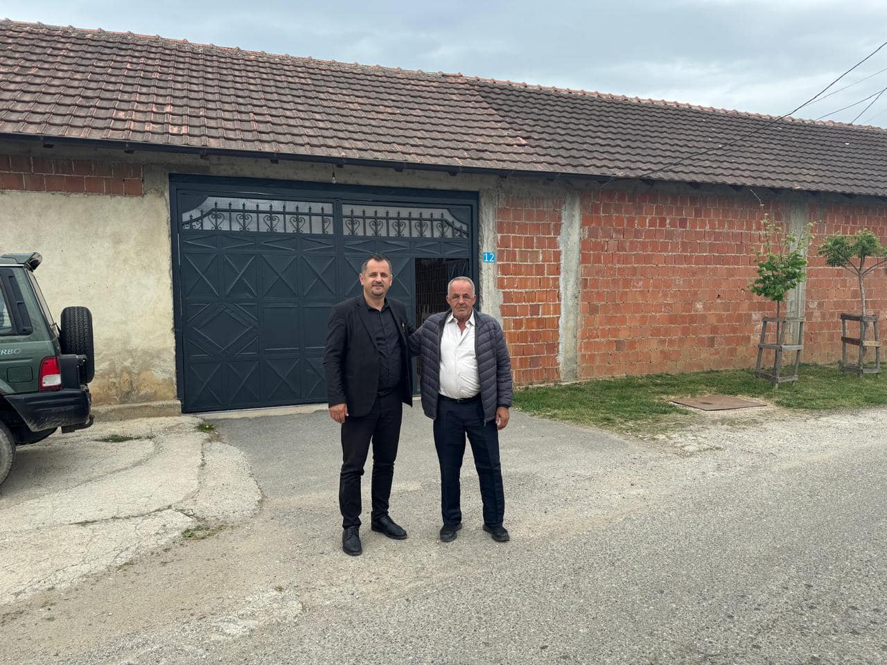 Drejtori i Agjencisë për Menaxhimin e Monumenteve dhe Komplekseve Memoriale dhe Kolegët e AMMKM-së vizituan Familjen e Dëshmorit Hasim Halilaj për të nderuar 25-vjetorin e rënies së tij dhe për të kujtuar përjetë Heronjtë e Kosovës