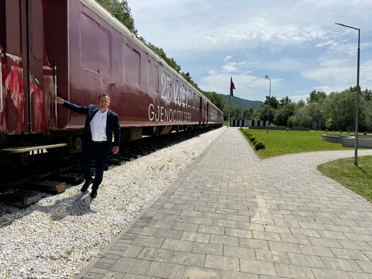 Vizitë e Drejtorit të AMMKM-së z. Imer Hakaj dhe stafit të institucionit në Qendrën Përkujtimore “Bllaca ‘99”,në Han të Elezit