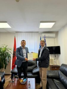 Drejtori i AMMKM-së Imer Hakaj ndan falënderim për Kontributin Vullnetar të z. Kujtim Elezi në Komisionin e Ekspertëve të Projektit për Kompleksin Memoral “Adem Jashari”