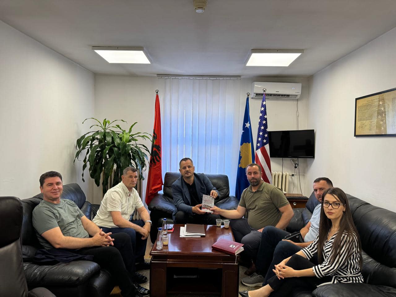 Drejtori i AMMKM-së dhe bashkëpuntorët pritën në takim Dr.Shkodran Imeraj për diskutim të investimeve në varrezat e të rënëve në masakrën e fshatit Pastasel