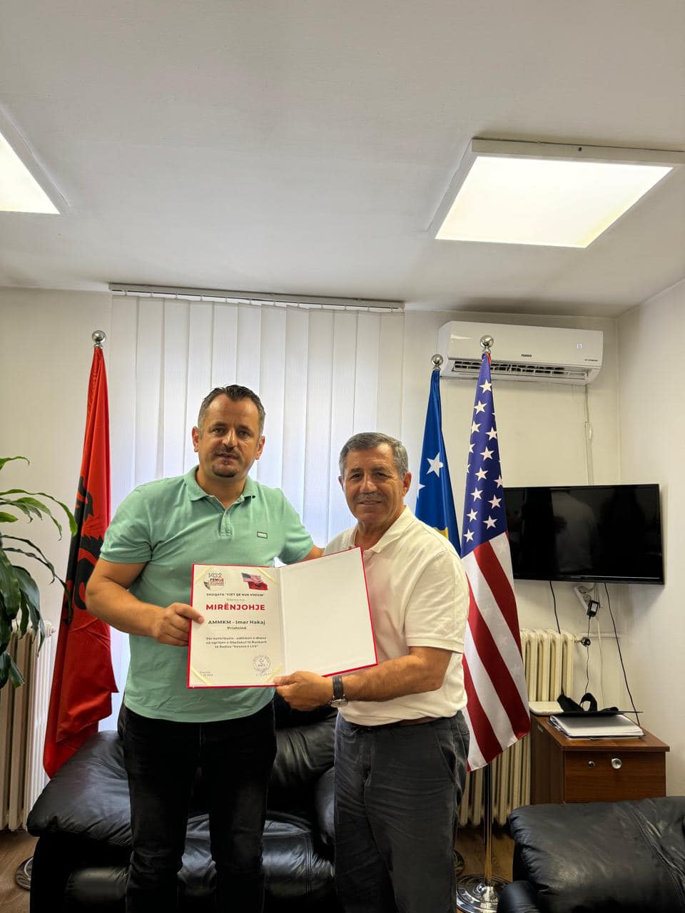 Shoqata “Yjet që nuk vdesin” nderon me mirënjohje drejtorin e AMMKM-së z. Imer Hakaj