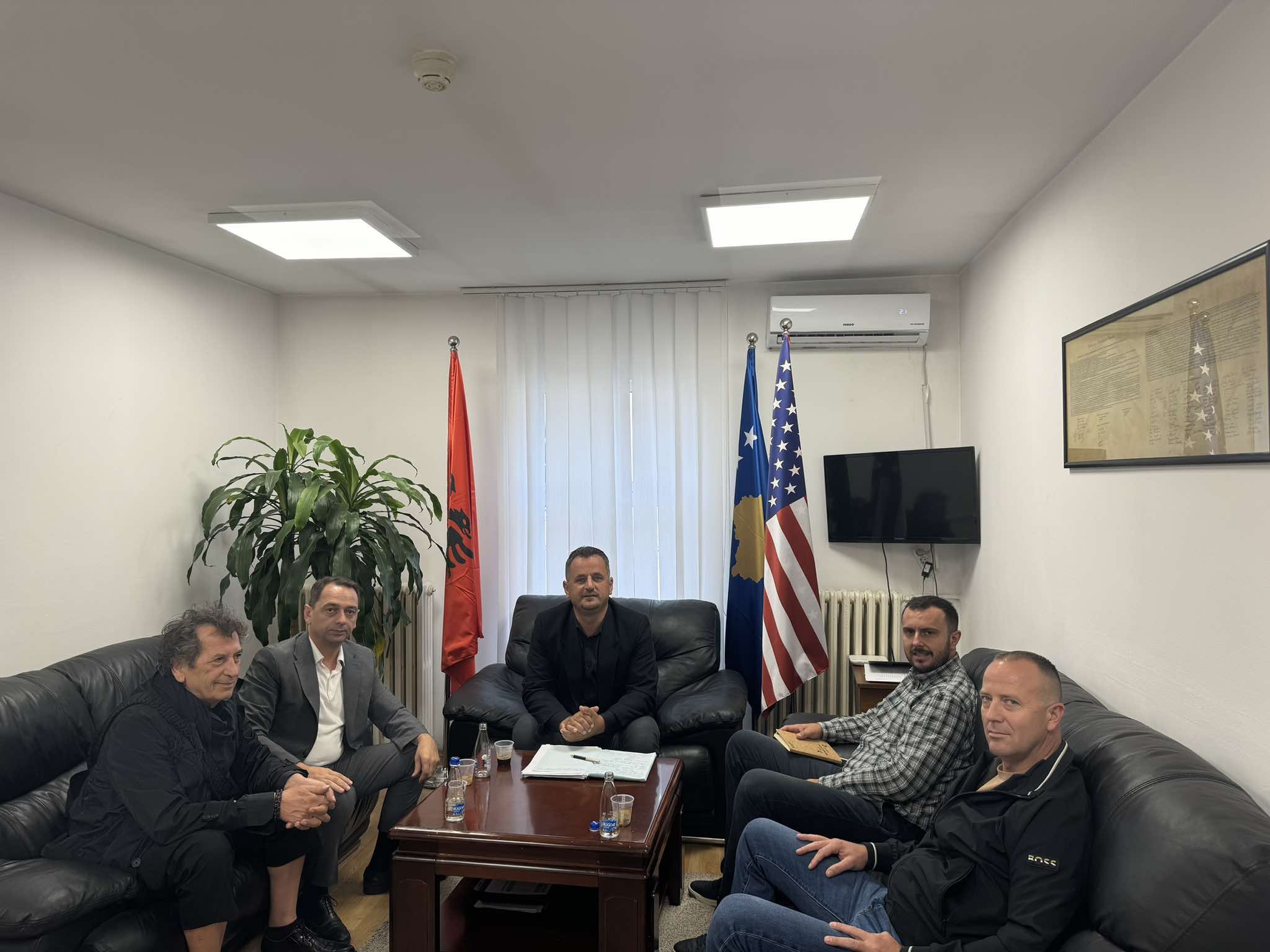 Drejtori i AMMKM-së z. Imer Hakaj së bashku me stafin e tij, priti në takim Kryetarin e Komunës së Skenderajt, z. Fadil Nura