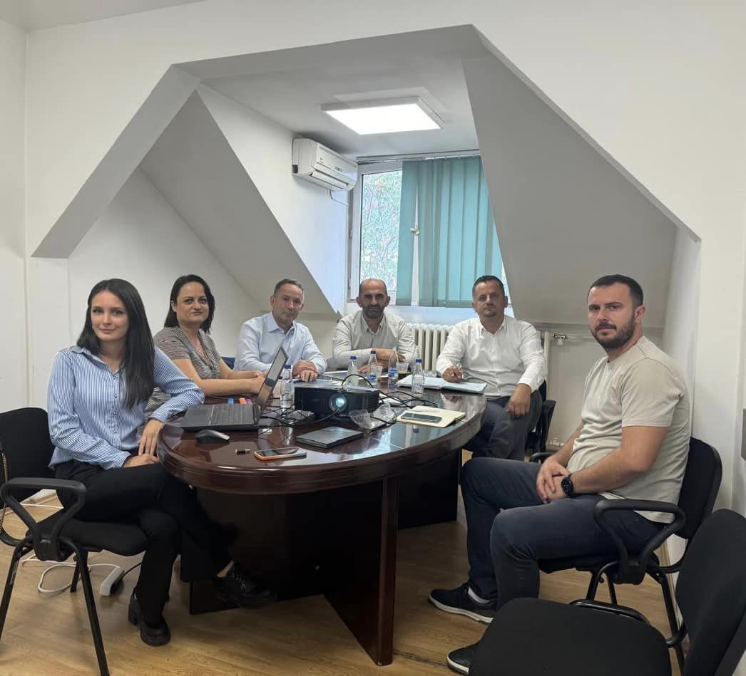 Takim për të diskutuar përmbledhjet e shënimeve teknike bazuar në vizitën e fundit në terren në Kompleksin Memorial të Masakrës së Reçakut