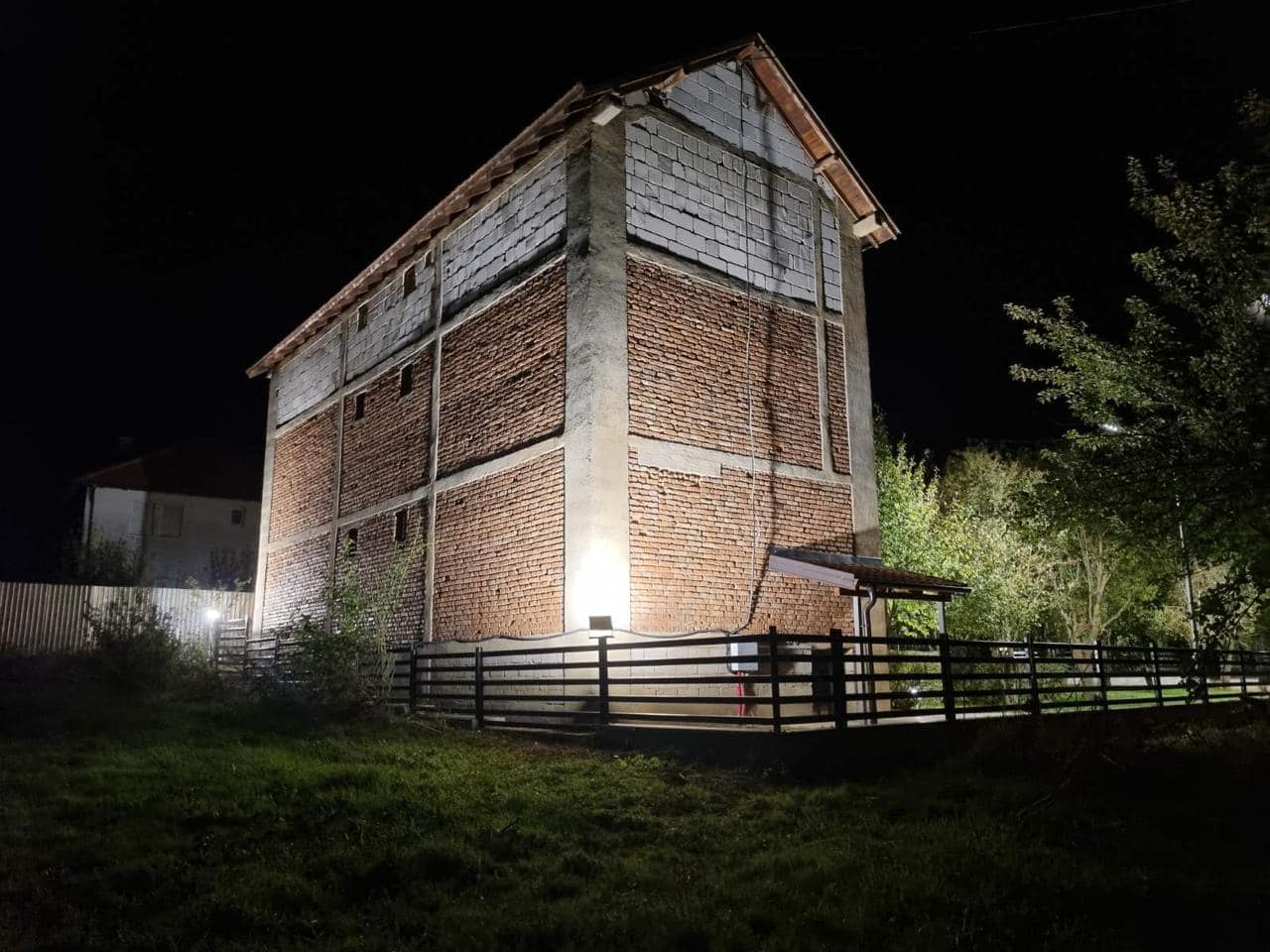 Është përmbyllur me sukses faza e tretë e projektit të rëndësishëm “Konservimi i Shtëpisë ku është kryer masakra në Poklek të Vjetër, Drenas – Muzealizimi”