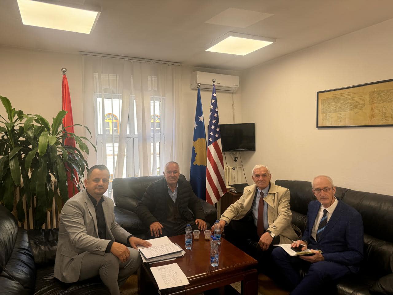 Drejtori Imer Hakaj priti në takim Avokatin Hasan Jashari dhe vëllaun e Abedin Rexhës,Brahim Rexha