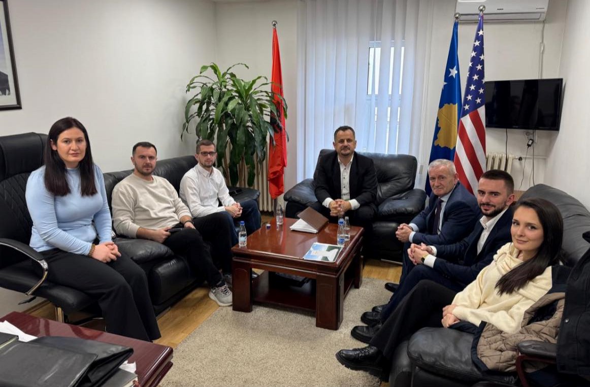 Takimi i Drejtorit të AMMKM-së, Imer Hakaj, me Kryetarin e Komunës së Klinës, Zenun Elezaj: Vlerësimi i Projektit për Kompleksin Memorial në Grabanicë dhe Mundësitë për Bashkëpunim të Mëtejshëm