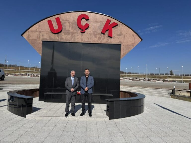 Vizita e Drejtorit të AMMKM-së dhe Kryetarit të Komunës së Klinës në Varrezat e Dëshmorëve të UÇK-së në Grabanicë