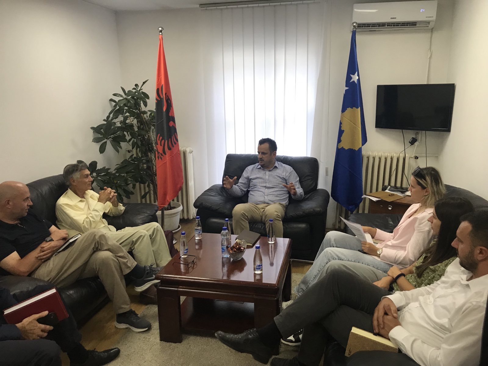 Drejtori i Agjencisë për Menxhimin e Monumenteve dhe Komplekseve Memoriale z.Imer Hakaj pret në takim miqësor mikun e vendit tonë z. Benito Mares.