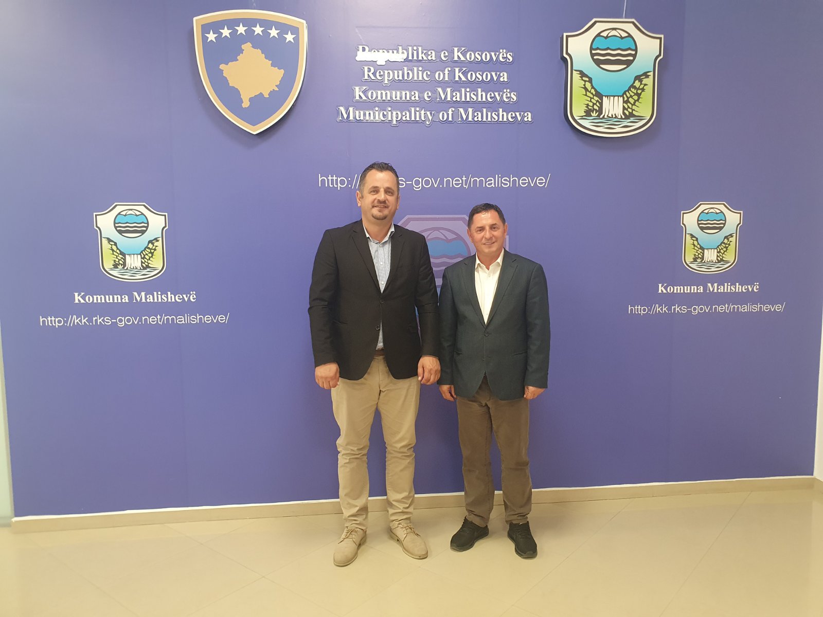 Kryetari i Komunës së Malishevës z.Ekrem Kastrati, pret në takim Drejtorin e Agjencisë për Menaxhimin e Monumenteve dhe Komplekseve Memoriale z. Imer Hakaj.