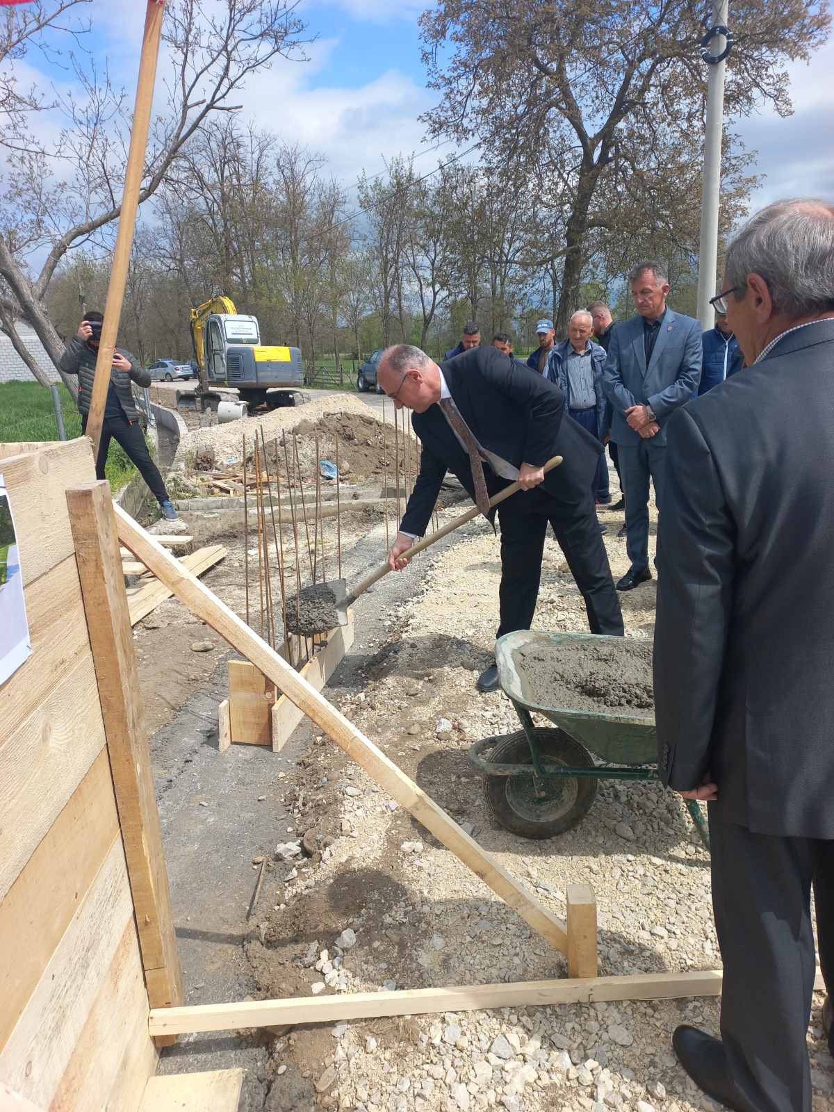 Vendosja e Gurëthemelit të Memorialit përkujtimor në fshatin Isniq – Deçan.