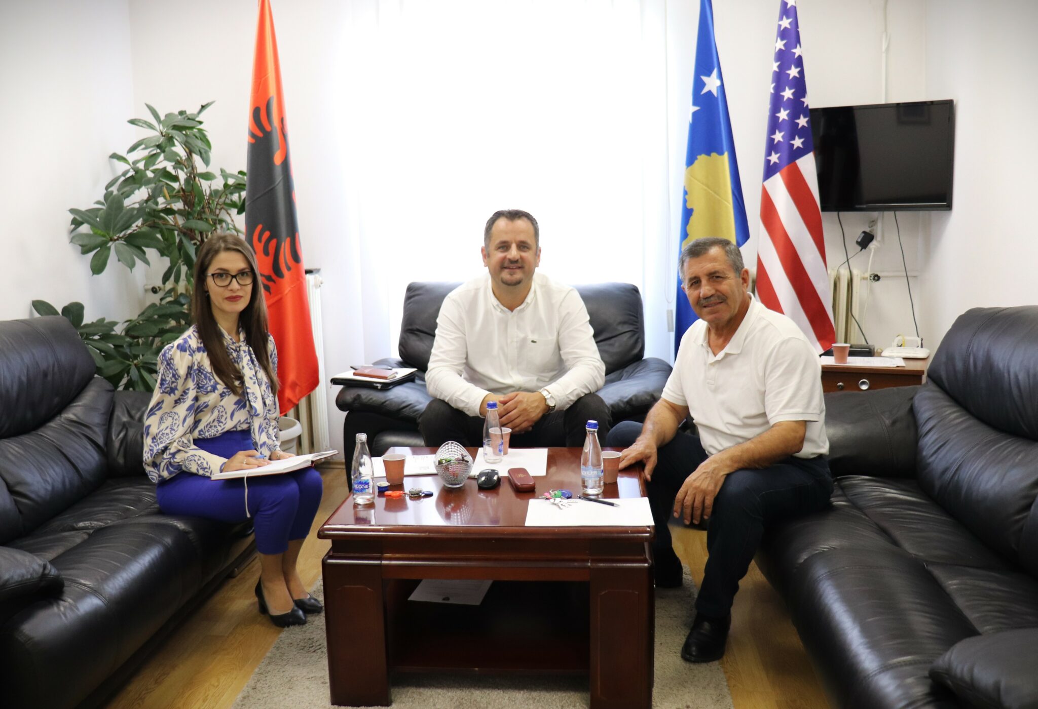 Drejtori i AMMKMK-së z. Imer Hakaj pret në takim Profesor Nusret Pllana