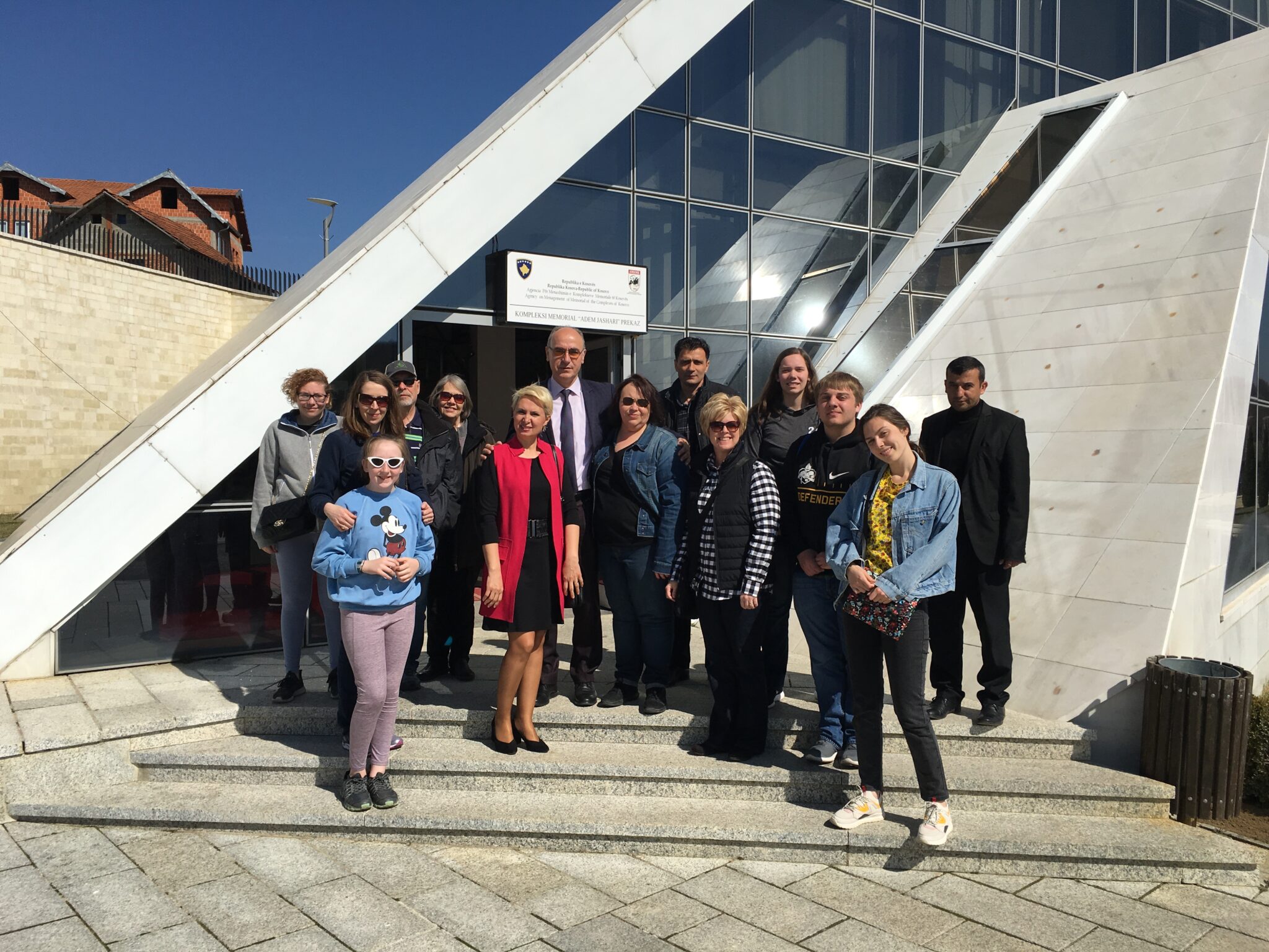 Vizitë në Kompleksin Memorial “Adem Jashari”, se bashku me znj. Kim Heidemann dhe grupin nga Amerika